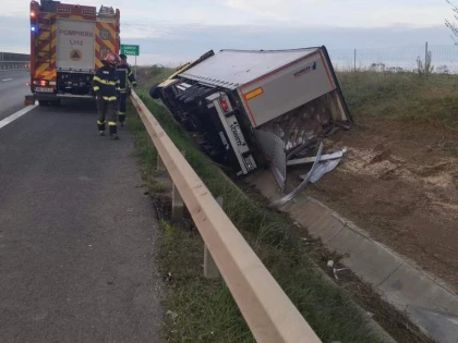 Accident pe autostrada Arad-Timișoara. Un TIR s-a răsturnat în șanț