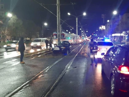 Accident pe Calea Aurel Vlaicu. Un tânăr a intrat cu mașina în stâlp