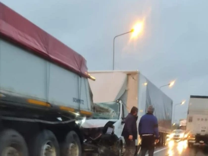 Accident pe Centură, în care au fost implicate trei autoutilitare, provocat de un ucrainean