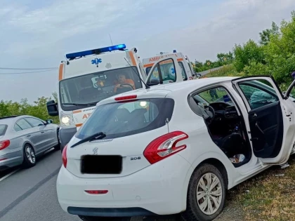 Accident pe DN 79 în Zimand Cuz. O femeie a fost rănită grav