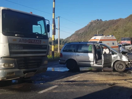 Accident pe DN7, la Lipova. Două persoane au fost rănite