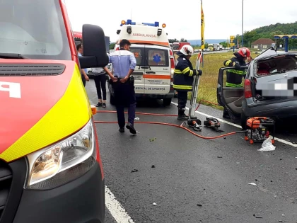 Accident pe DN7, la Vărădia de Mureș. Doi adulți au decedat, două fetițe au ajuns la spital
