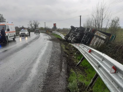 Accident pe DN7. Un TIR s-a răsturnat la Vărădia de Mureș