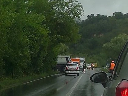 Accident pe drumul Arad-Lipova. O persoană este rănită