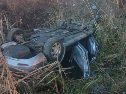 Accident pe drumul Arad-Șofronea. Doi bărbați au fost răniți, după ce un autoturism s-a răsturnat