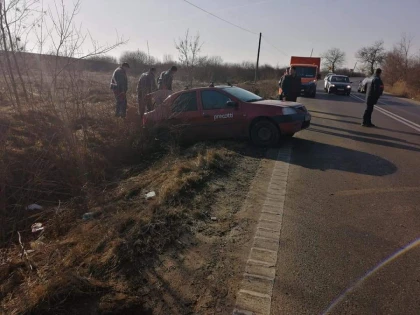 Accident pe drumul Arad - Timișoara. O mașină a ajuns în șanț