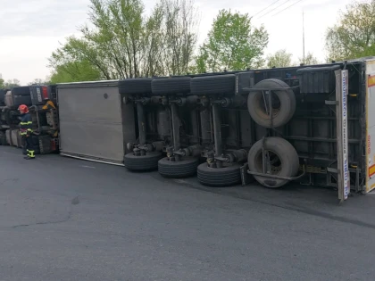 Accident pe drumul Sântana-Curtici. Un TIR s-a răsturnat în afara părții carosabile