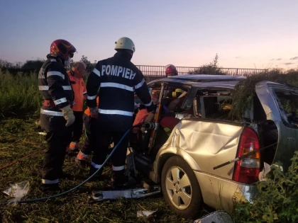 Accident pe drumul Seleuș-Zărand. Două persoane au fost rănite