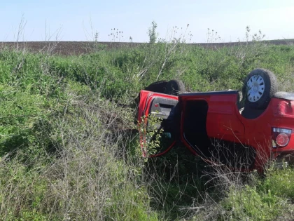 Accident pe drumul Târnova - Măderat. Șoferul unui autoturism a ajuns la spital