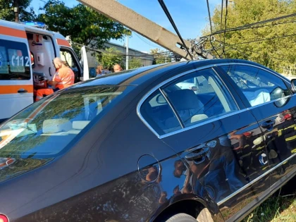 Accident pe strada Poetului. Singura „victimă“ a fost un stâlp de curent