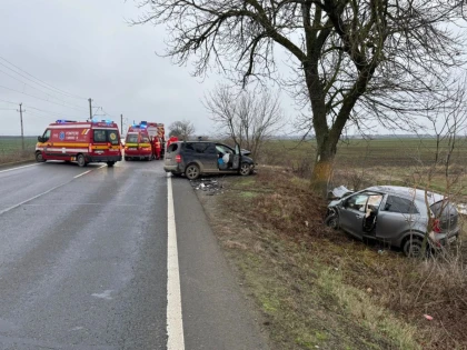 Accident rutier cu trei autoturisme între Sâmbăteni și Cicir. Două persoane au ajuns la spital