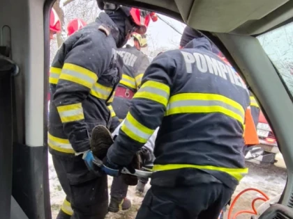 Accident rutier în localitatea Cuvin: trei victime transportate la spital