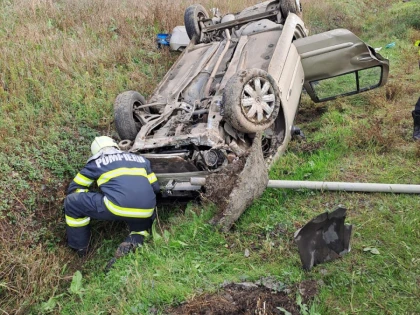 Accident rutier în Șiria: Un bărbat încarcerat, salvat de pompieri