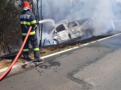 Accident rutier între Aldești și Mânerău. O mașină s-a făcut scrum