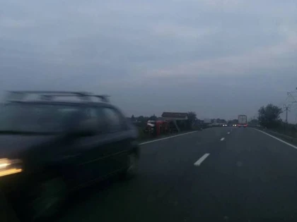 ACCIDENT RUTIER LA IESIREA DIN VLADIMIRESCU SPRE DEVA. AU FOST IMPLICATE UN TIR SI DOUA MICROBUZE