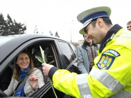 Acțiune de amploare a polițiștilor arădeni, pe linie de flori și mărțișoare!