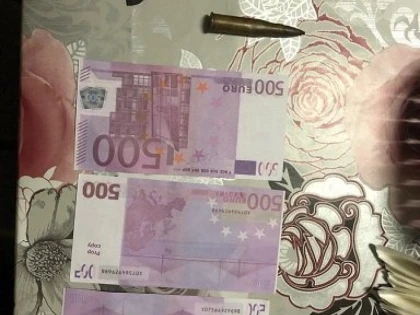 Acţiune de amploare la Arad: 18 persoane audiate pentru posesie de pistoale, droguri şi bani falşi