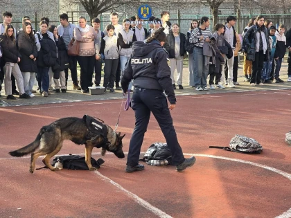 Acțiuni ale polițiștilor pentru siguranța elevilor: controale în școli și peste 600 de elevi implicați în activități preventive