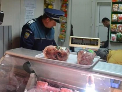 Acțiuni pentru verificarea comercializării produselor din carne. Zeci de firme au fost amendate