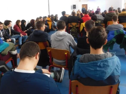 Activitate informativ-preventivă despre violență și consumul de droguri, la liceul din Pecica