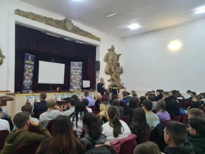 Activitate preventivă în Nădab, la care au participat 245 de elevi și 38 de cadre didactice