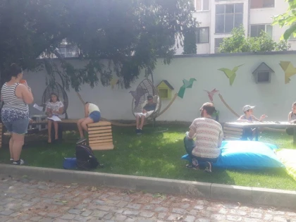 Activități de vară pentru copii: două luni pline de mini-ateliere artistice și creative în Grădina de Lectură