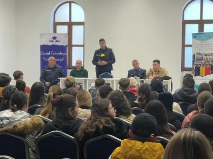 Activități preventive ale polițiștilor arădeni, cu elevii din județ