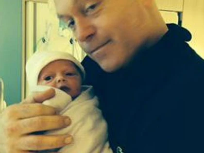 ACTORUL ROSS KEMP A DEVENIT TATIC! ACTUALA SOTIE A NASCUT UN BAIETEL