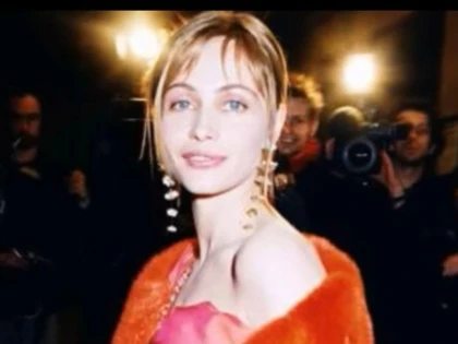 Actrița Emmanuelle Béart spune că timp de 4 ani a fost victima unui incest în copilărie