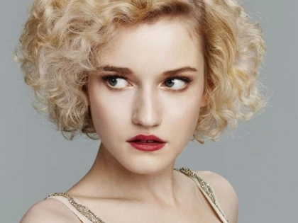 Actriţei Julia Garner i s-a oferit rolul Madonnei într-un viitor film biografic despre starul pop