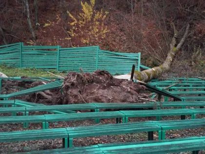 Administrat de CJA, Teatrul de Vară din Moneasa arată în ultimul hal (FOTO)