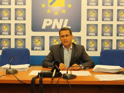 ADRIAN TOLEA: "PESTE 9.000 DE ARADENI AU SEMNAT, PANA ACUM, PENTRU DEMISIA LUI VICTOR PONTA"