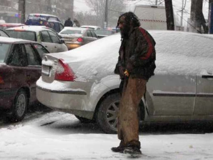 Ai văzut un om al străzii? Sună la Direcția de Asistență Socială sau Poliția Locală