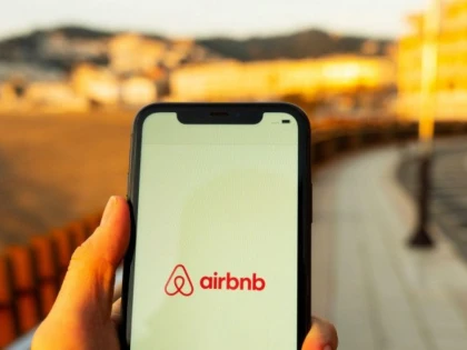 Airbnb va găzdui 20.000 de refugiați afgani