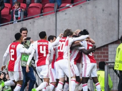 Ajax spulberă Lyonul şi e aproape de finala Europa League