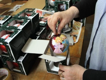 Ajutoarele lui Moș Crăciun. Globuri de 100 de euro bucata, fabricate în România