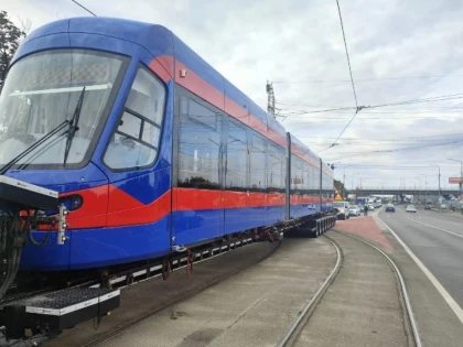 Al treilea tramvai produs la Arad a ajuns la Oradea, într-un proiect PNRR de peste 78 milioane lei