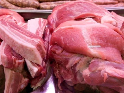 Alertă alimentară în vestul țării! Două tone de carne și produse din carne de porc, puse sub sechestru