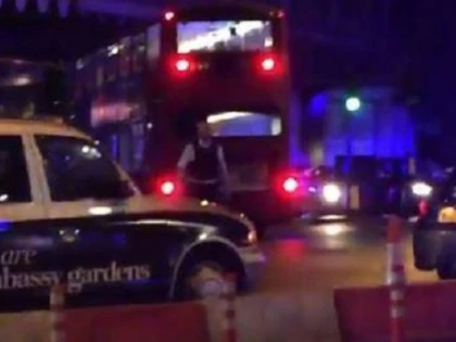 Alertă de securitate la Londra după ce o mașină a intrat într-un grup de oameni