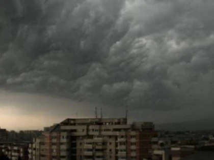 Alertă meteo! Vijelii, ploi torenţiale cu tunete, fulgere şi grindină în toată țara