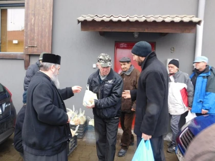 ALIMENTE DIN PARTEA ARHIEPISCOPIEI ARAD PENTRU PERSOANE DEFAVORIZATE DIN MUNICIPIU