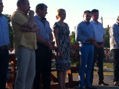 AM TRAIT S-O VEDEM SI P-ASTA: FALCA SI CALIMENTE UNUL LANGA CELALALT LA O INTRUNIRE POLITICA