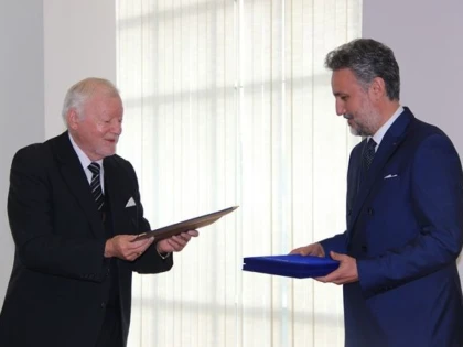 AMBASADORUL MARIUS LAZURCA A PRIMIT PLACHETA DE AUR A UVVG ARAD