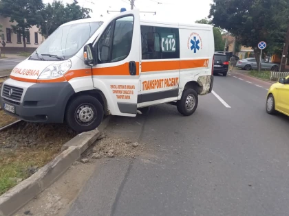 Ambulanță implicată într-un accident, pe Calea Radnei