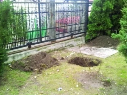 AMENINTARI MAFIOTE FARA PRECEDENT IN ROMANIA. INTERLOPII I-AU SAPAT UNUI SENATOR UN MORMANT IN CURTE