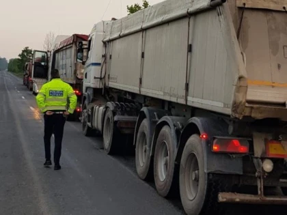 Amenzi de 12.000 lei pentru autocamioanele care depășesc tonajul pe drumurile județului
