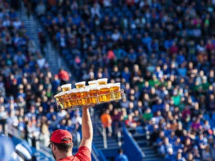  Amenzi de până la 4.000 de dolari și chiar închisoare pentru cei care oferă alcool persoanelor sub 21 de ani la Cupa Mondială 