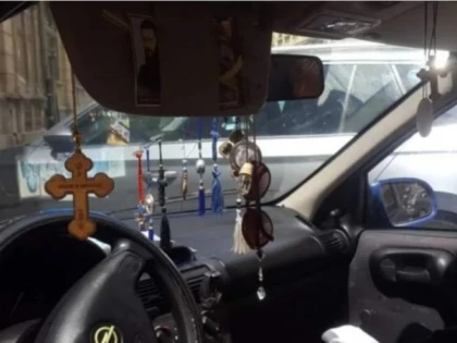 Amenzi usturătoare în Codul Rutier pentru şoferii care au iconiţe pe parbrizul maşinii