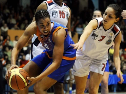 Americanca Monique Coker revine la ICIM Arad