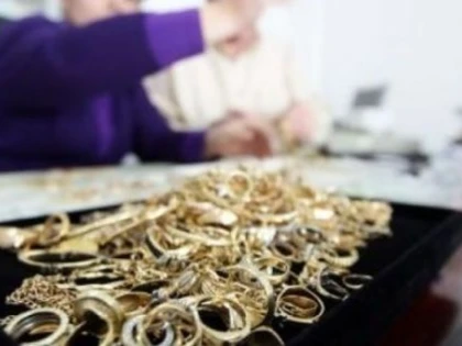 ANAF a confiscat peste 1,5 kg obiecte din aur, de la bijuterii și case de amanet din Arad